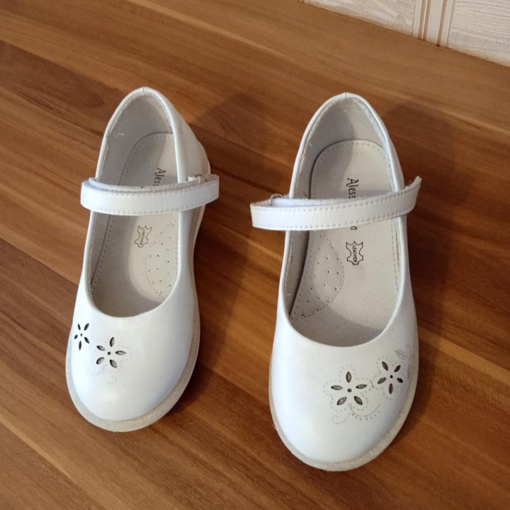 Туфли на девочку.