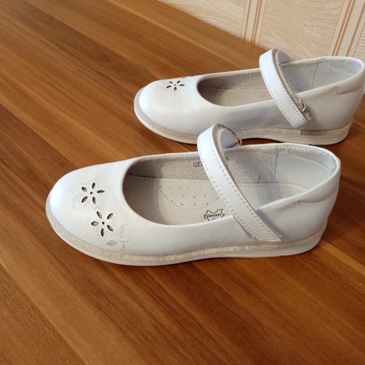 Туфли на девочку.