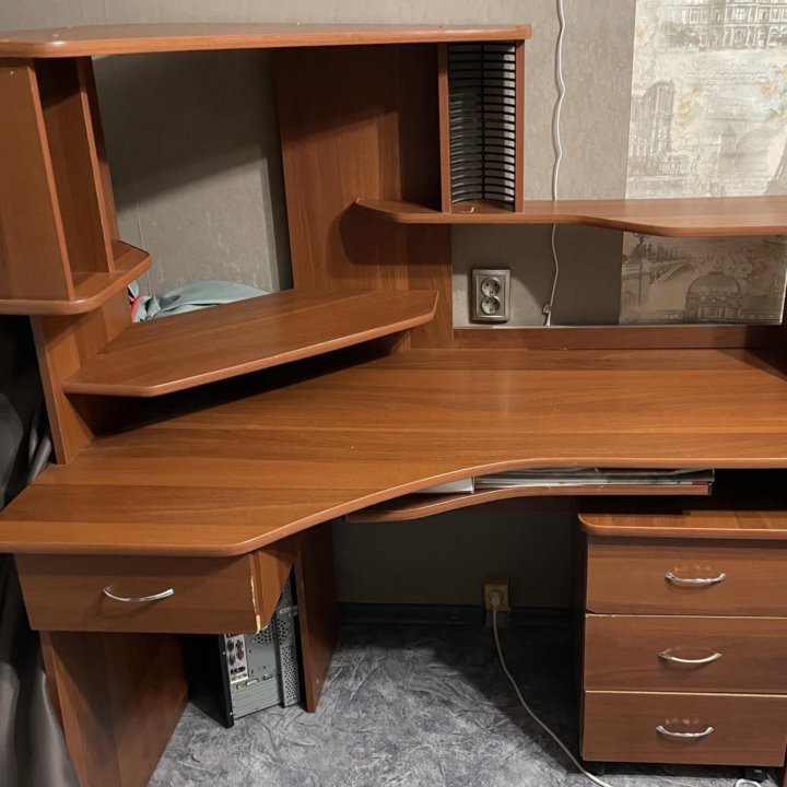 Письменный стол