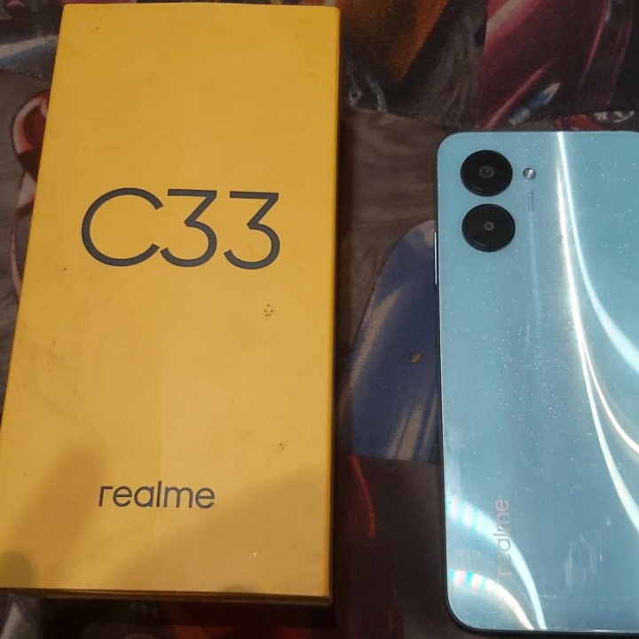 Realme C33.