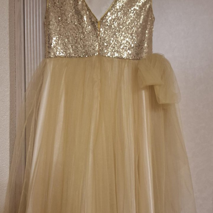 Платье красивое.