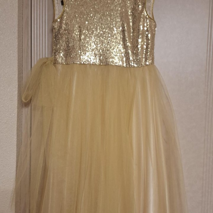 Платье красивое.