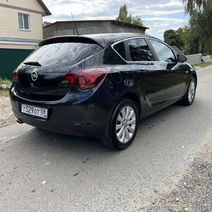 Opel Astra, 2011