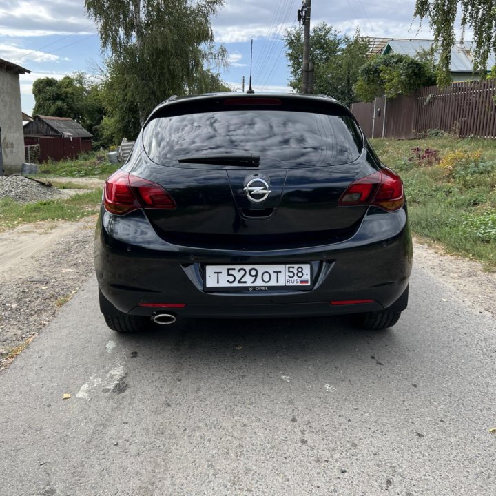 Opel Astra, 2011