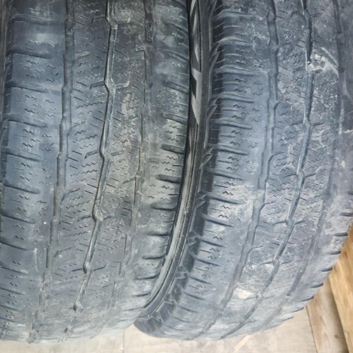 Шины бу зимние toyo 215 70 r15c