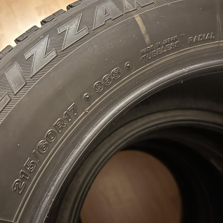 Зимние шины Bridgestone Blizzak Revo GZ 215/60R17