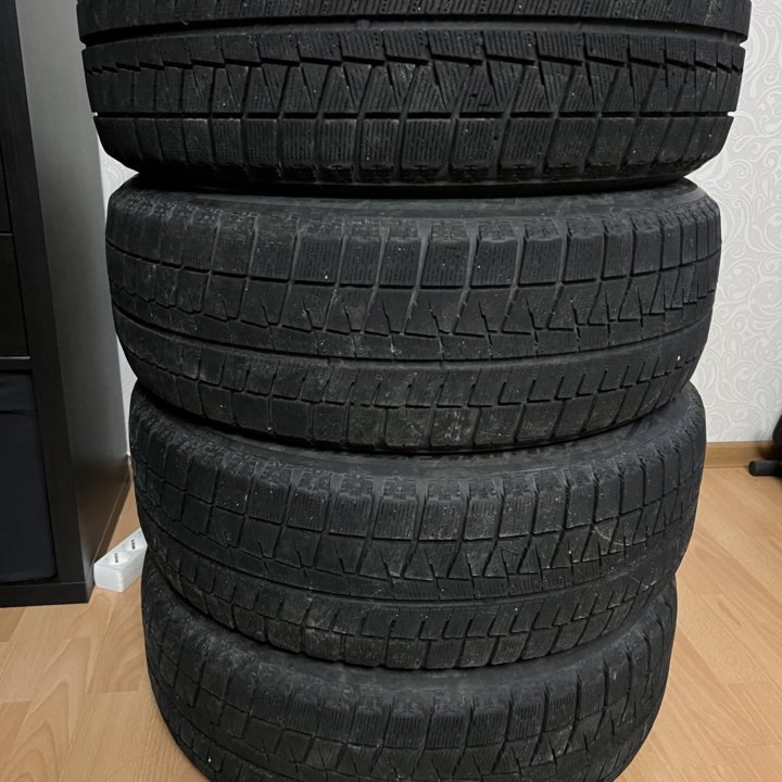 Зимние шины Bridgestone Blizzak Revo GZ 215/60R17