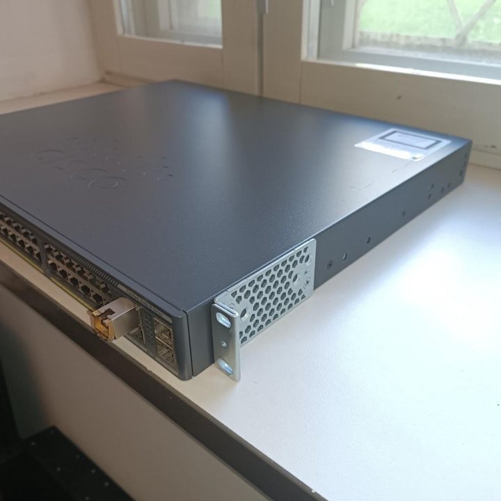 Cisco Catalyst WS-C2960X-48FPS-L с креплением