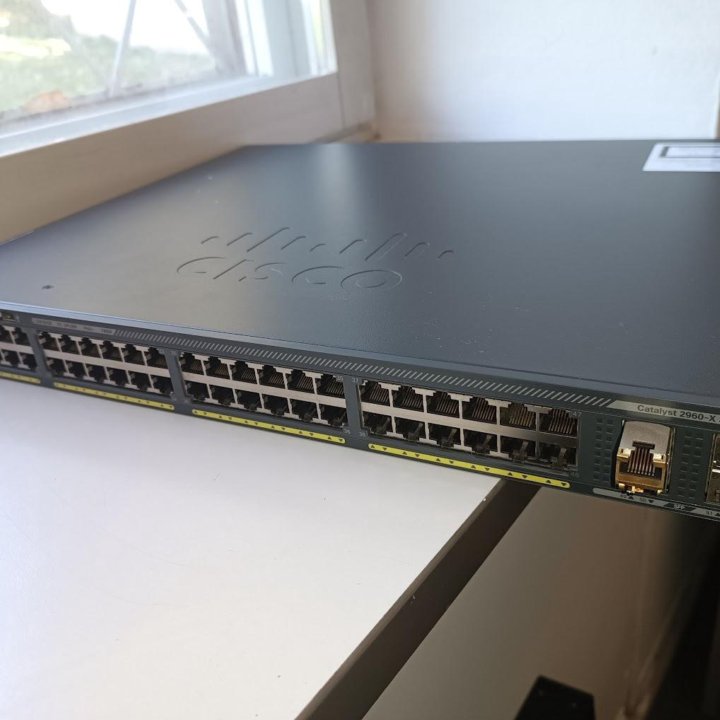 Cisco Catalyst WS-C2960X-48FPS-L с креплением