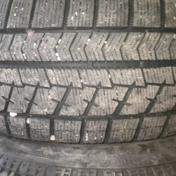 Зимние шины 215/60R16 Bridgestone Blizzak VRX