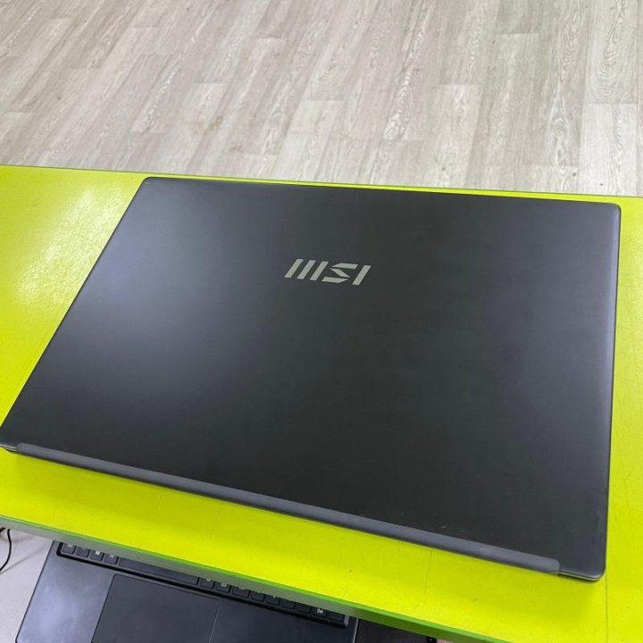 Ноутбук MSI Modern 15 B12M