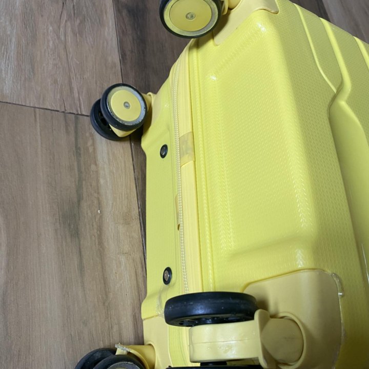 Чемодан новый 50х35х20