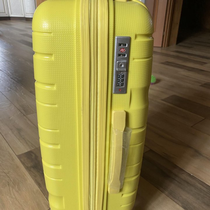 Чемодан новый 50х35х20