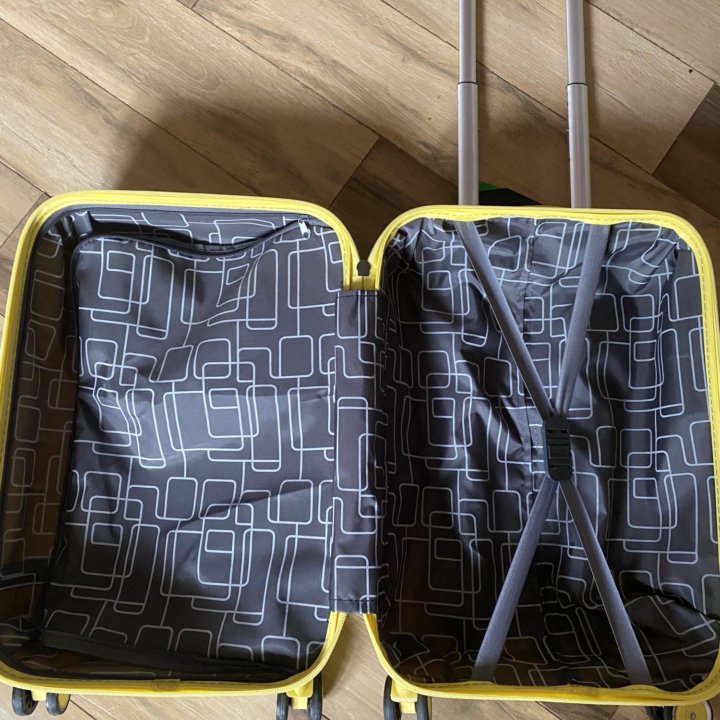 Чемодан новый 50х35х20