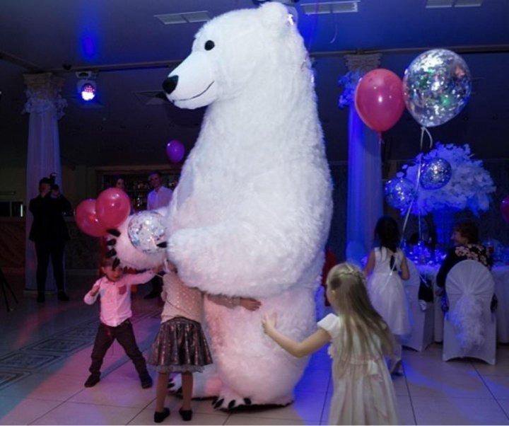Заказать большого медведя на день рождения. Ростовой мишка белый на детский праздник. Ростовая кукла белый медведь. Белый мишка на праздник. Белый мишка ростовая кукла.