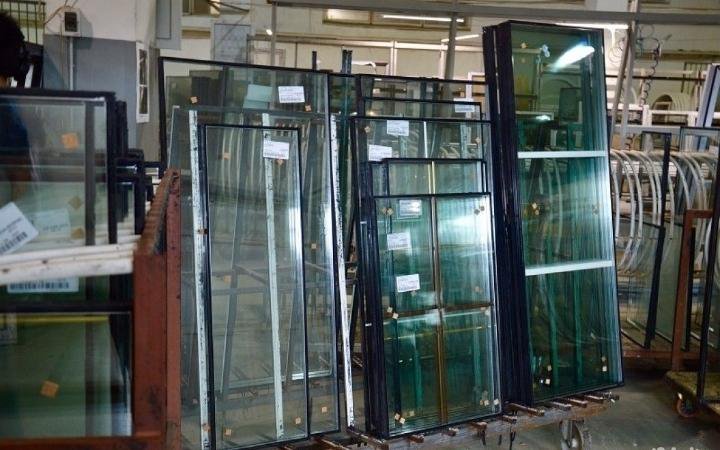 Листовое стекло завод. Цех по производству стеклопакетов. Сборщик стеклопакетов. Стеклопакеты на заводе. Производители окон.