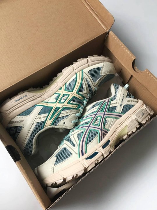 бирка с размером внутри кроссовка asics крупным планом