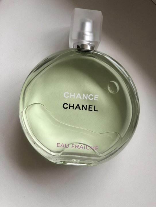 Chanel chance fraiche. Chanel chance Eau Fraiche EDT 100 ml. Chanel Eau Fraiche 100ml. Зеленый Шанель шанс в руках. Chanel chance Eau Fraiche EDT femme 100ml. Кто подделывает.