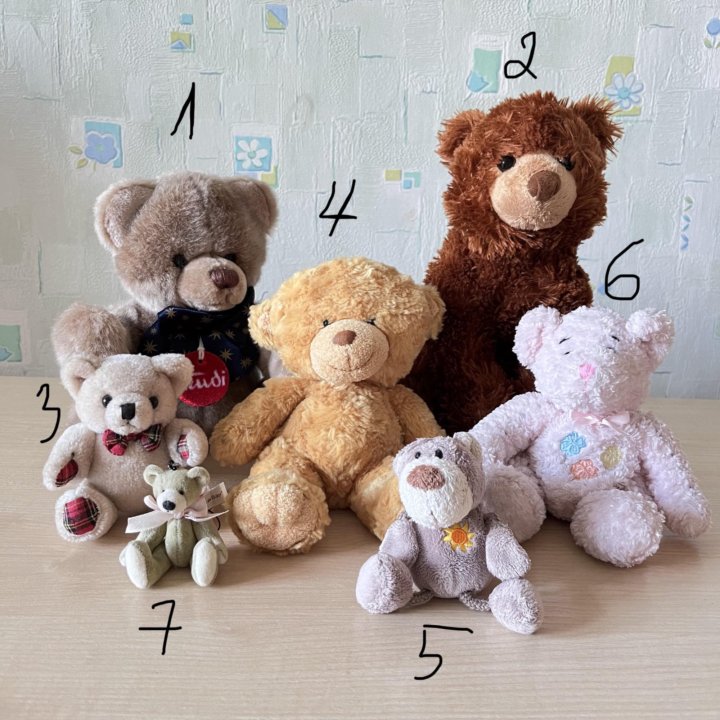 игрушки маленькие мишки в костюмах. плюшевый мишка. мишки разные. медвежонок игрушка. разные игрушки медведи.