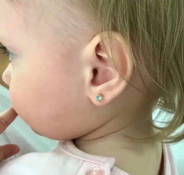 Прокол ушей детский. Прокалывание ушей детям. Трагус хеликс индастриал. Прокол ушей детский. Прокол ушей детский.