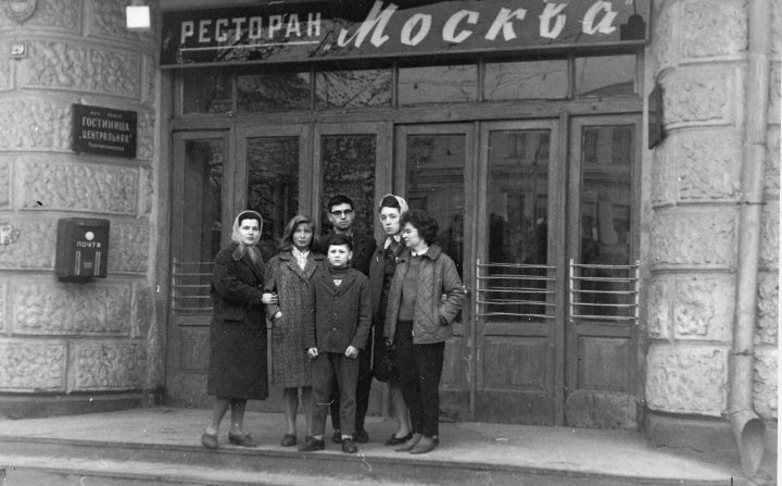 В ленинградской гостинице в той где сегодня пишу я между шкафом стенным