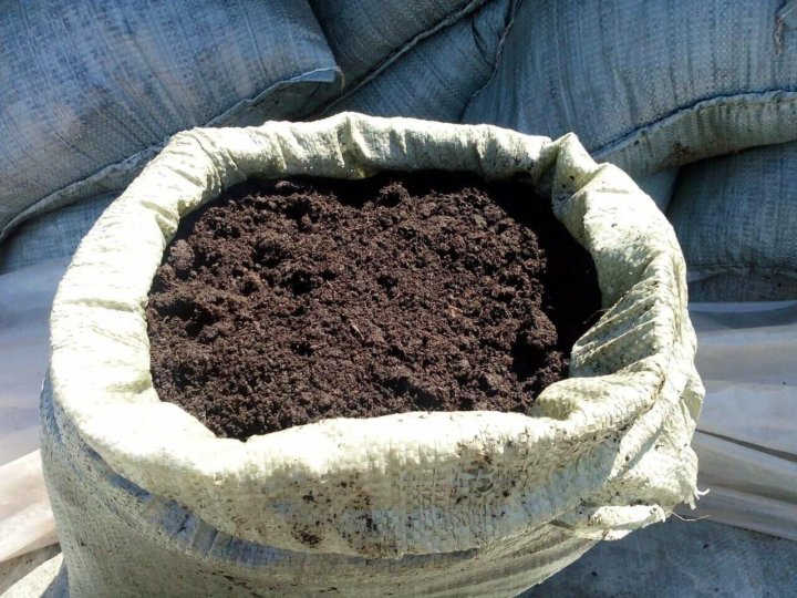 Конский навоз в мешках. Торф в мешках. Навоз для цветов. Компост. Ведро навоза.