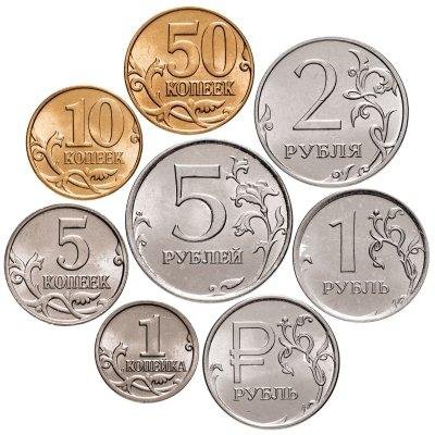 человек выбирает монету в каталоге