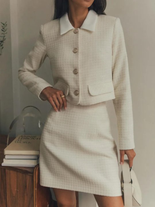 элегантный женский костюм в деловом стиле