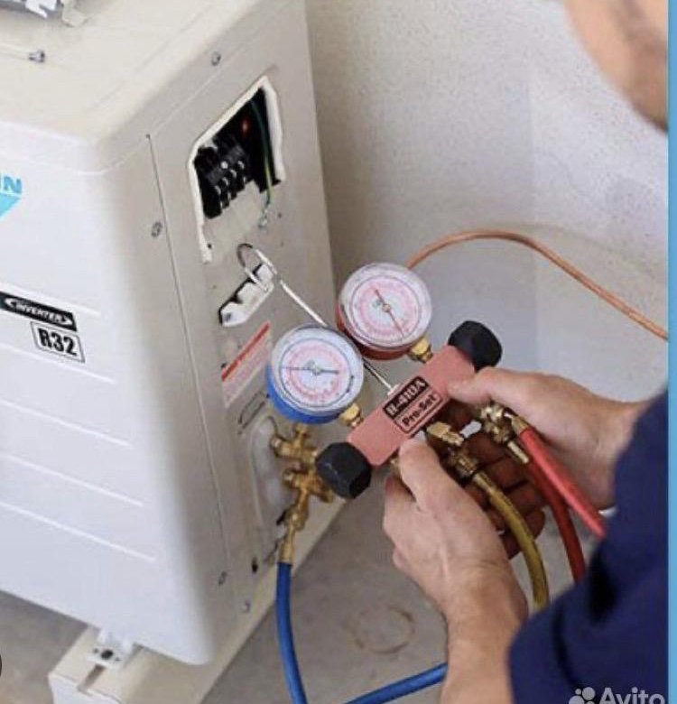 Монтаж сплит системы. Оборудование для промывки кондиционера. Заправка кондиционера r410. Заправка сплит системы фреоном. Установщик кондиционеров.