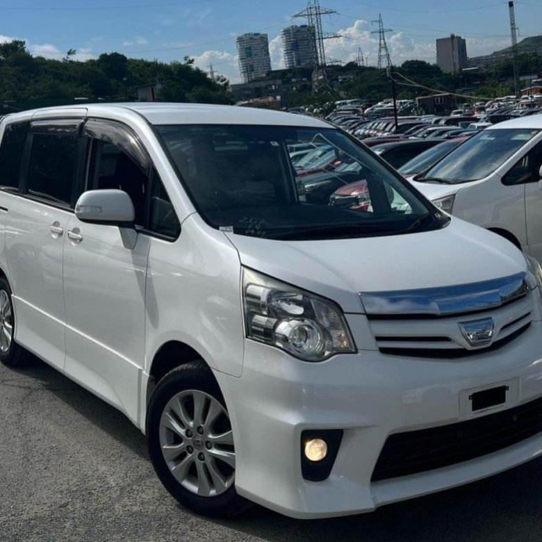 Noah ii. Тойота Ноах 2012. Toyota Noah 3. Тойота Ноах пикник. Тойота Ноах фото.