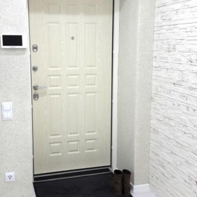 Отделка входной двери в квартире. Входная дверь в квартиру изнутри. Белая входная дверь в квартиру. Входные двери в квартиру белые внутри.
