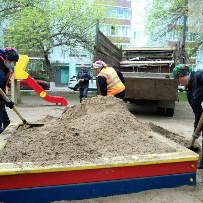 Смена песка. Завоз песка в песочницы. Разгрузка песка в песочницу. Завоз грунта и песка на детскую площадку. Смен и песок.