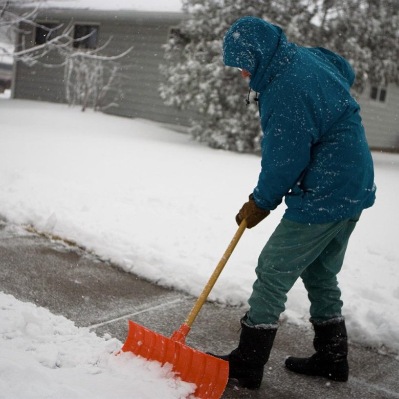 Москва чистят снег. Чистят снег у дома. Услуги по придомовой уборки. To Shovel sidewalks.