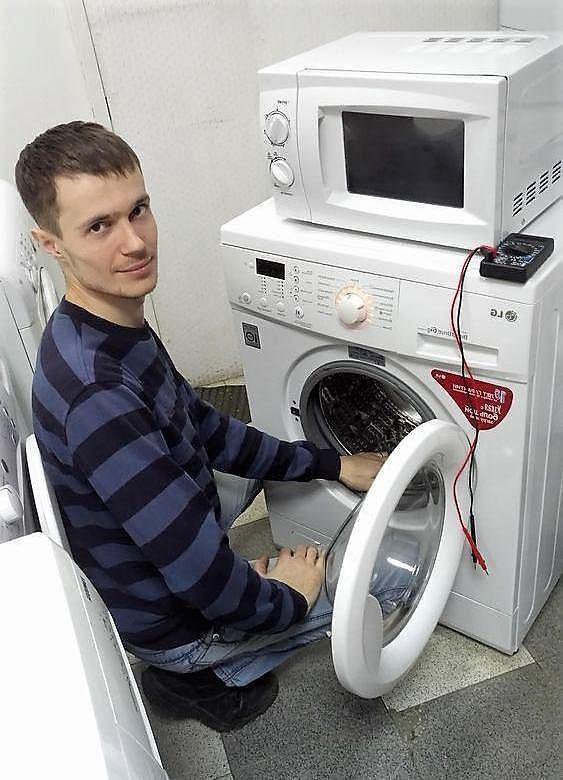 Ремонт стиральных машин на дому подольск. Мастер стиральных машин. Починка стиральной машинки. Частный мастер стиральных машин. Ремонтник стиральных машин.