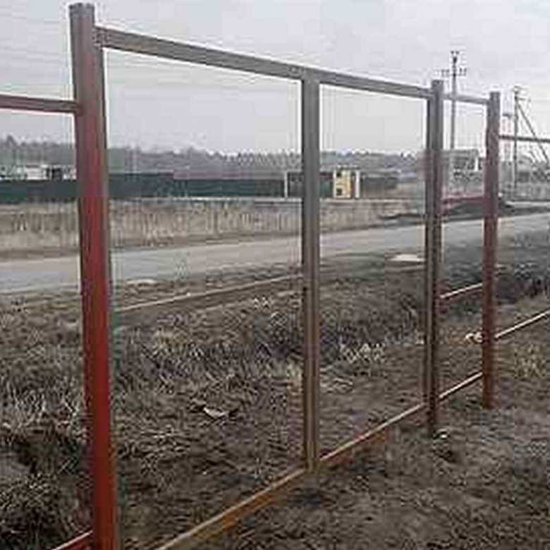 Лаги для забора металлические толщина 2мм. Как приварить лаги к столбам забора. Лаги для забора. Круглые трубы для забора. Как приварить лаги к столбам забора.