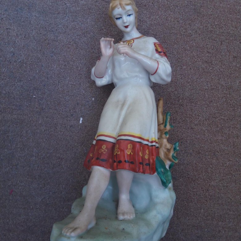 Статуэтка ""Гадание на ромашке"". СССР – купить в Москве, цена 1 900 ...