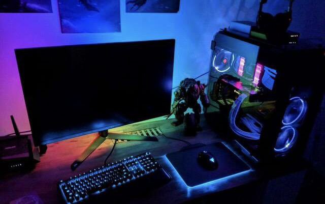 геймер за мощным компьютером с игровой периферией